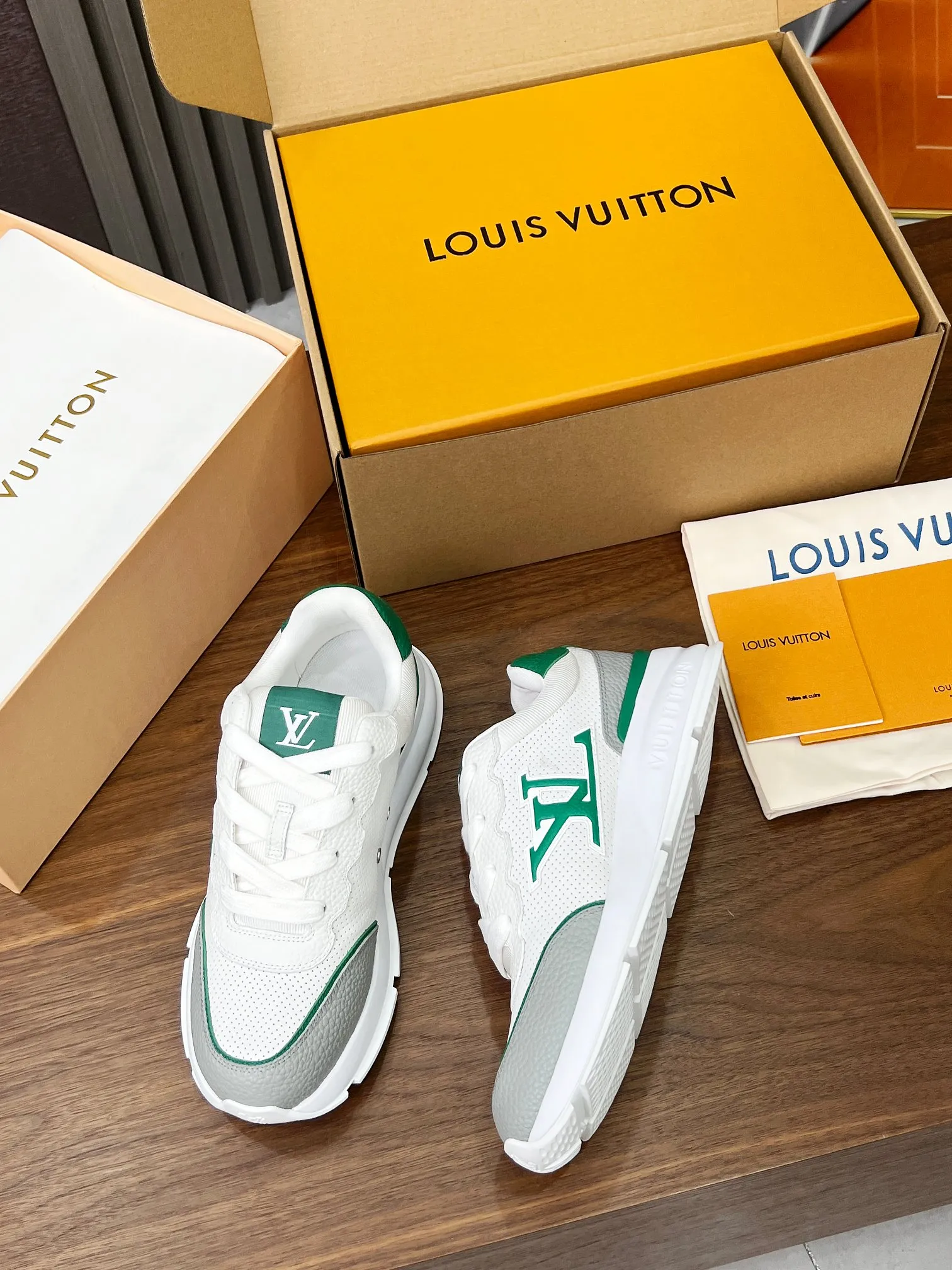 👟👟Ex-factory price 680👟👟 Men's size +10 LV Louis Vuitton L Jialu brand thick-soled casual couple sneakers🔥🔥🔥 Made of smooth cow leather and elegant design, can be easily integrated into various styles. The eye-catching LV letters are marked on the side of the shoe, and the lightweight rubber outsole is embellished with the Vuitton logo ▪️ Sole thickness: 4CM. The counter specializes in the latest casual shoes and new hard goods 🆕 ❥Purchase level! Full of high-end feel! A popular model among bloggers at home and abroad, it’s retro and fashionable and looks amazing on your feet! Wear a lot of happiness! The official website’s main recommendation★ ▪️Upper: Original custom-made imported calfskin fabric ▪️Inner lining: breathable gauze imported from Italy ▪️Outsole: rubber foam ➕tpu high-end outsole ▪️Shoe size: women’s 35-41, (women’s 41 is custom-made). Men's clothing 39-46 (45-46 customized).